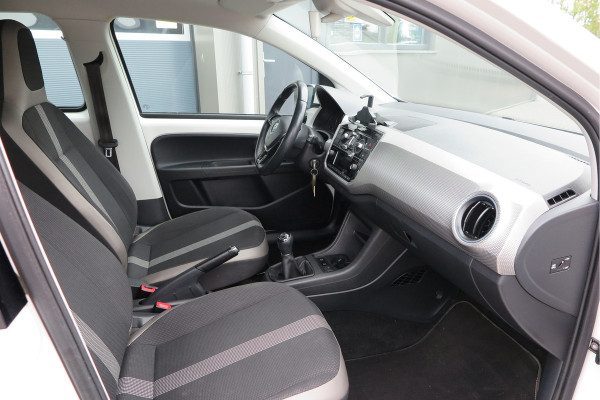Volkswagen up! 1.0 BMT high up! (Facelift) , Cruise control , Parkeersensor, Navi via APP, Lichtmetalen velgen, Telefoon integratie , Nieuwe APK , etc. Onderhoudshistorie vanaf 30.000 km hier volledig bekend en recent.