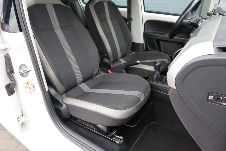 Volkswagen up! 1.0 BMT high up! (Facelift) , Cruise control , Parkeersensor, Navi via APP, Lichtmetalen velgen, Telefoon integratie , Nieuwe APK , etc. Onderhoudshistorie vanaf 30.000 km hier volledig bekend en recent.