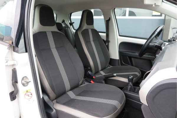 Volkswagen up! 1.0 BMT high up! (Facelift) , Cruise control , Parkeersensor, Navi via APP, Lichtmetalen velgen, Telefoon integratie , Nieuwe APK , etc. Onderhoudshistorie vanaf 30.000 km hier volledig bekend en recent.
