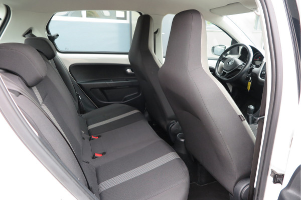 Volkswagen up! 1.0 BMT high up! (Facelift) , Cruise control , Parkeersensor, Navi via APP, Lichtmetalen velgen, Telefoon integratie , Nieuwe APK , etc. Onderhoudshistorie vanaf 30.000 km hier volledig bekend en recent.