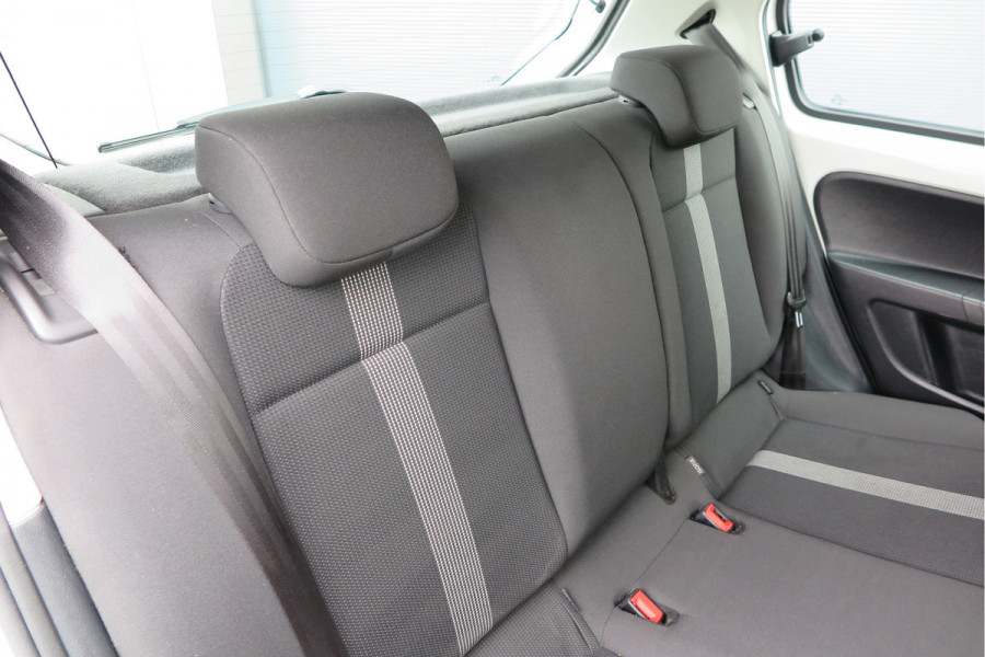 Volkswagen up! 1.0 BMT high up! (Facelift) , Cruise control , Parkeersensor, Navi via APP, Lichtmetalen velgen, Telefoon integratie , Nieuwe APK , etc. Onderhoudshistorie vanaf 30.000 km hier volledig bekend en recent.