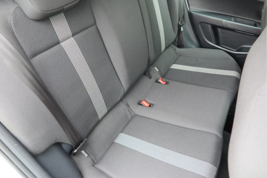 Volkswagen up! 1.0 BMT high up! (Facelift) , Cruise control , Parkeersensor, Navi via APP, Lichtmetalen velgen, Telefoon integratie , Nieuwe APK , etc. Onderhoudshistorie vanaf 30.000 km hier volledig bekend en recent.