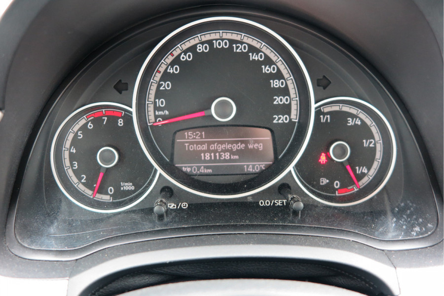 Volkswagen up! 1.0 BMT high up! (Facelift) , Cruise control , Parkeersensor, Navi via APP, Lichtmetalen velgen, Telefoon integratie , Nieuwe APK , etc. Onderhoudshistorie vanaf 30.000 km hier volledig bekend en recent.