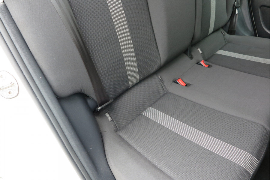 Volkswagen up! 1.0 BMT high up! (Facelift) , Cruise control , Parkeersensor, Navi via APP, Lichtmetalen velgen, Telefoon integratie , Nieuwe APK , etc. Onderhoudshistorie vanaf 30.000 km hier volledig bekend en recent.