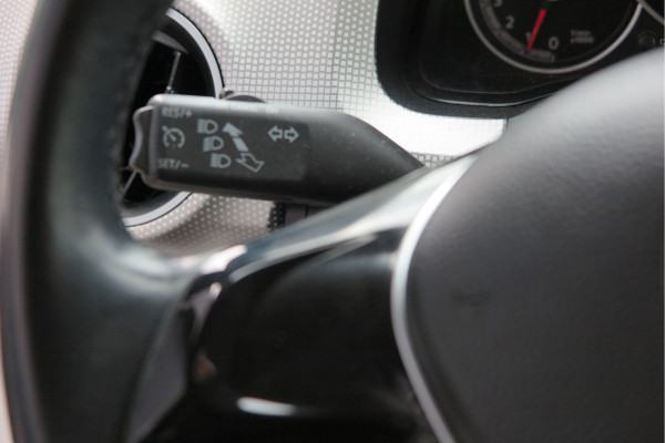 Volkswagen up! 1.0 BMT high up! (Facelift) , Cruise control , Parkeersensor, Navi via APP, Lichtmetalen velgen, Telefoon integratie , Nieuwe APK , etc. Onderhoudshistorie vanaf 30.000 km hier volledig bekend en recent.