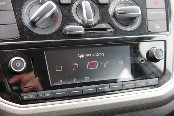 Volkswagen up! 1.0 BMT high up! (Facelift) , Cruise control , Parkeersensor, Navi via APP, Lichtmetalen velgen, Telefoon integratie , Nieuwe APK , etc. Onderhoudshistorie vanaf 30.000 km hier volledig bekend en recent.