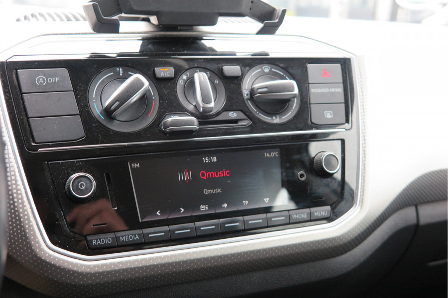 Volkswagen up! 1.0 BMT high up! (Facelift) , Cruise control , Parkeersensor, Navi via APP, Lichtmetalen velgen, Telefoon integratie , Nieuwe APK , etc. Onderhoudshistorie vanaf 30.000 km hier volledig bekend en recent.