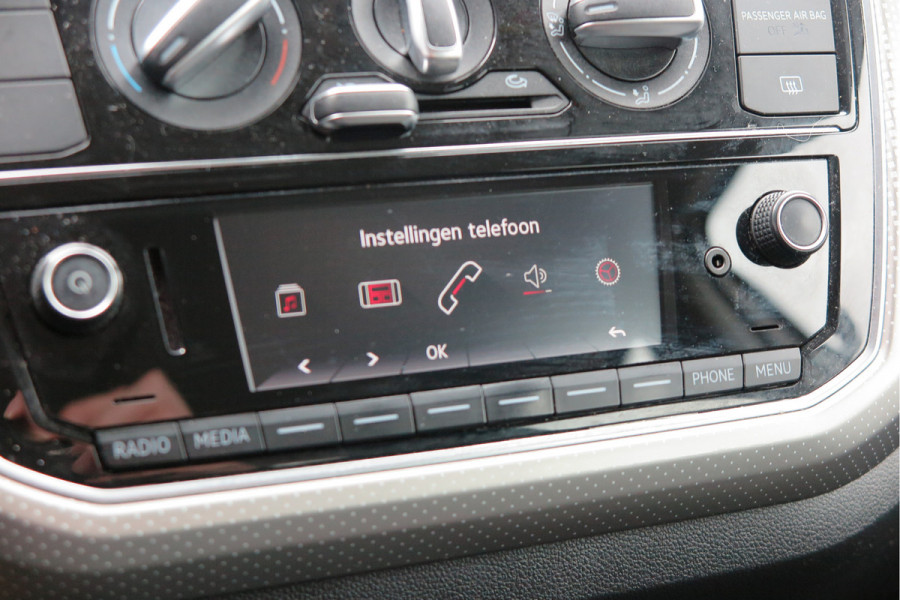 Volkswagen up! 1.0 BMT high up! (Facelift) , Cruise control , Parkeersensor, Navi via APP, Lichtmetalen velgen, Telefoon integratie , Nieuwe APK , etc. Onderhoudshistorie vanaf 30.000 km hier volledig bekend en recent.