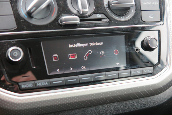 Volkswagen up! 1.0 BMT high up! (Facelift) , Cruise control , Parkeersensor, Navi via APP, Lichtmetalen velgen, Telefoon integratie , Nieuwe APK , etc. Onderhoudshistorie vanaf 30.000 km hier volledig bekend en recent.