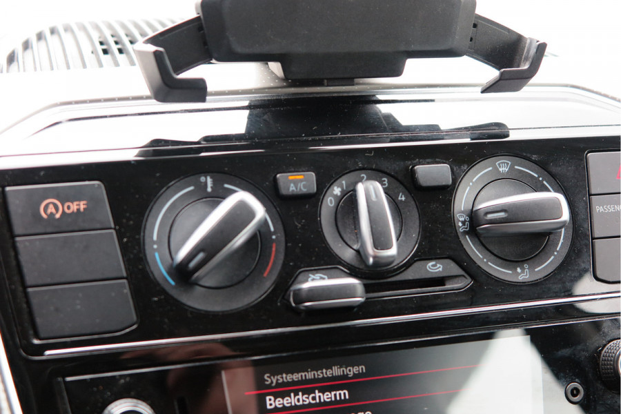 Volkswagen up! 1.0 BMT high up! (Facelift) , Cruise control , Parkeersensor, Navi via APP, Lichtmetalen velgen, Telefoon integratie , Nieuwe APK , etc. Onderhoudshistorie vanaf 30.000 km hier volledig bekend en recent.