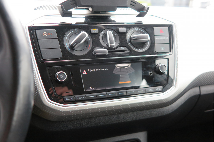 Volkswagen up! 1.0 BMT high up! (Facelift) , Cruise control , Parkeersensor, Navi via APP, Lichtmetalen velgen, Telefoon integratie , Nieuwe APK , etc. Onderhoudshistorie vanaf 30.000 km hier volledig bekend en recent.