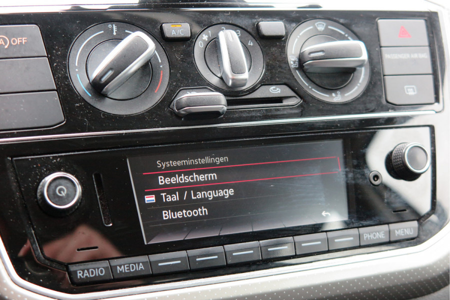Volkswagen up! 1.0 BMT high up! (Facelift) , Cruise control , Parkeersensor, Navi via APP, Lichtmetalen velgen, Telefoon integratie , Nieuwe APK , etc. Onderhoudshistorie vanaf 30.000 km hier volledig bekend en recent.