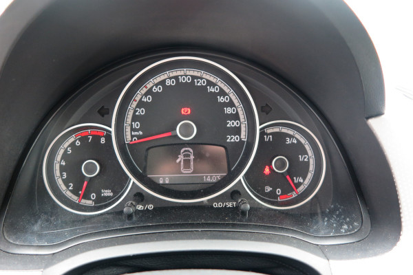 Volkswagen up! 1.0 BMT high up! (Facelift) , Cruise control , Parkeersensor, Navi via APP, Lichtmetalen velgen, Telefoon integratie , Nieuwe APK , etc. Onderhoudshistorie vanaf 30.000 km hier volledig bekend en recent.