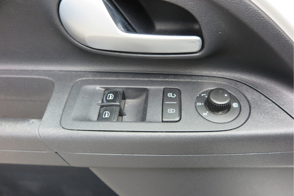 Volkswagen up! 1.0 BMT high up! (Facelift) , Cruise control , Parkeersensor, Navi via APP, Lichtmetalen velgen, Telefoon integratie , Nieuwe APK , etc. Onderhoudshistorie vanaf 30.000 km hier volledig bekend en recent.