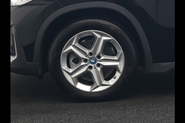 BMW iX1 xDrive30 Launch Edition 67 kWh 313pk Dealer O.H. | Adaptief M Onderstel | Camera | Stoelverwarming | Widescreen Navi | Sfeerverlichting | Apple Carplay | Navigatie | DAB | 18'' L.M. | Virtual | Cruise Control |