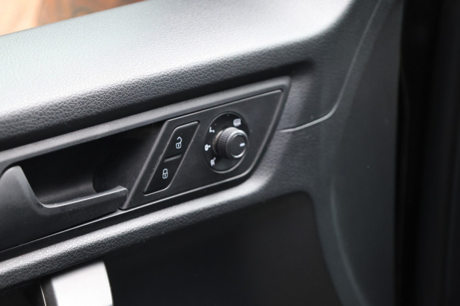 Volkswagen Caddy 2.0 TDI Highline 185 PK | MF Stuur | Trekhaak | PDC | Airco | Elek ramen | Treeplanken | Nieuwe APK | NAP Logisch | Euro 6