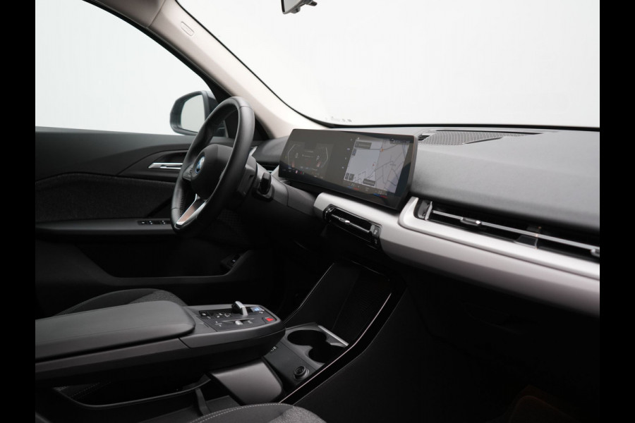 BMW iX1 xDrive30 Launch Edition 67 kWh 313pk Dealer O.H. | Adaptief M Onderstel | Camera | Stoelverwarming | Widescreen Navi | Sfeerverlichting | Apple Carplay | Navigatie | DAB | 18'' L.M. | Virtual | Cruise Control |