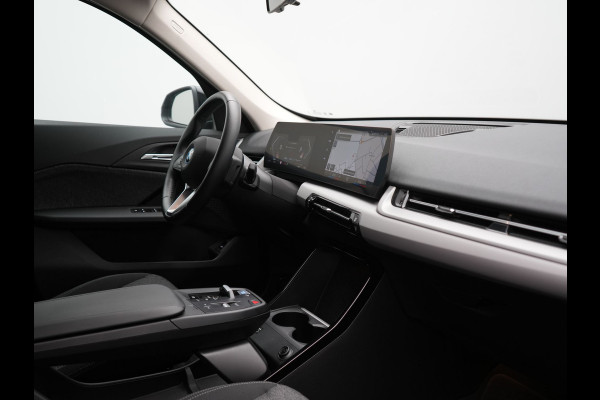 BMW iX1 xDrive30 Launch Edition 67 kWh 313pk Dealer O.H. | Adaptief M Onderstel | Camera | Stoelverwarming | Widescreen Navi | Sfeerverlichting | Apple Carplay | Navigatie | DAB | 18'' L.M. | Virtual | Cruise Control |