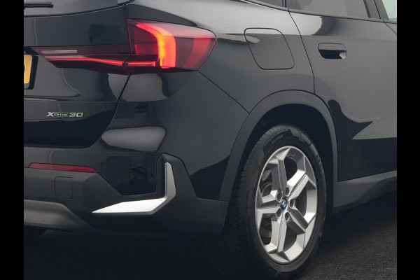 BMW iX1 xDrive30 Launch Edition 67 kWh 313pk Dealer O.H. | Adaptief M Onderstel | Camera | Stoelverwarming | Widescreen Navi | Sfeerverlichting | Apple Carplay | Navigatie | DAB | 18'' L.M. | Virtual | Cruise Control |