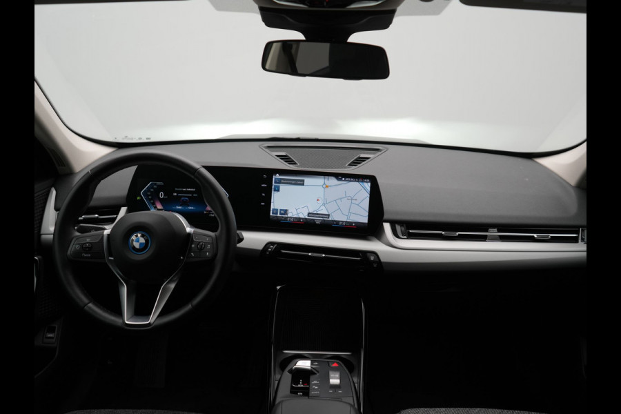 BMW iX1 xDrive30 Launch Edition 67 kWh 313pk Dealer O.H. | Adaptief M Onderstel | Camera | Stoelverwarming | Widescreen Navi | Sfeerverlichting | Apple Carplay | Navigatie | DAB | 18'' L.M. | Virtual | Cruise Control |