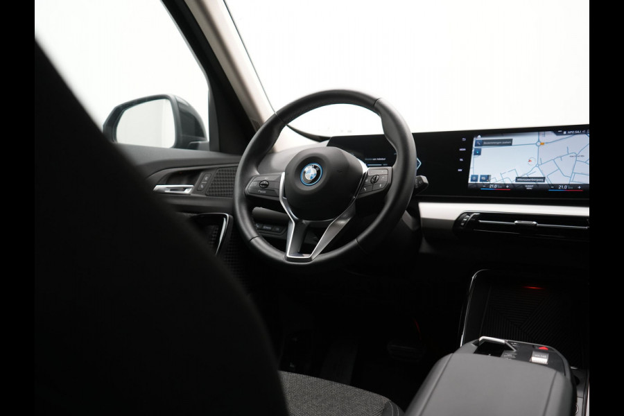 BMW iX1 xDrive30 Launch Edition 67 kWh 313pk Dealer O.H. | Adaptief M Onderstel | Camera | Stoelverwarming | Widescreen Navi | Sfeerverlichting | Apple Carplay | Navigatie | DAB | 18'' L.M. | Virtual | Cruise Control |