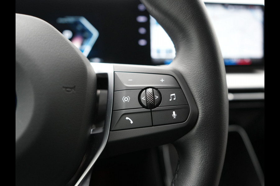 BMW iX1 xDrive30 Launch Edition 67 kWh 313pk Dealer O.H. | Adaptief M Onderstel | Camera | Stoelverwarming | Widescreen Navi | Sfeerverlichting | Apple Carplay | Navigatie | DAB | 18'' L.M. | Virtual | Cruise Control |