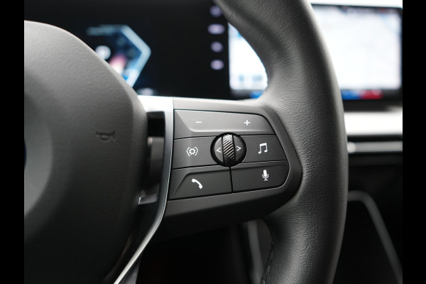 BMW iX1 xDrive30 Launch Edition 67 kWh 313pk Dealer O.H. | Adaptief M Onderstel | Camera | Stoelverwarming | Widescreen Navi | Sfeerverlichting | Apple Carplay | Navigatie | DAB | 18'' L.M. | Virtual | Cruise Control |