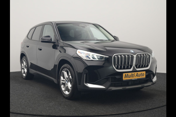 BMW iX1 xDrive30 Launch Edition 67 kWh 313pk Dealer O.H. | Adaptief M Onderstel | Camera | Stoelverwarming | Widescreen Navi | Sfeerverlichting | Apple Carplay | Navigatie | DAB | 18'' L.M. | Virtual | Cruise Control |