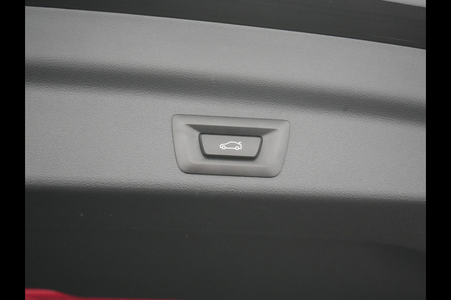 BMW iX1 xDrive30 Launch Edition 67 kWh 313pk Dealer O.H. | Adaptief M Onderstel | Camera | Stoelverwarming | Widescreen Navi | Sfeerverlichting | Apple Carplay | Navigatie | DAB | 18'' L.M. | Virtual | Cruise Control |