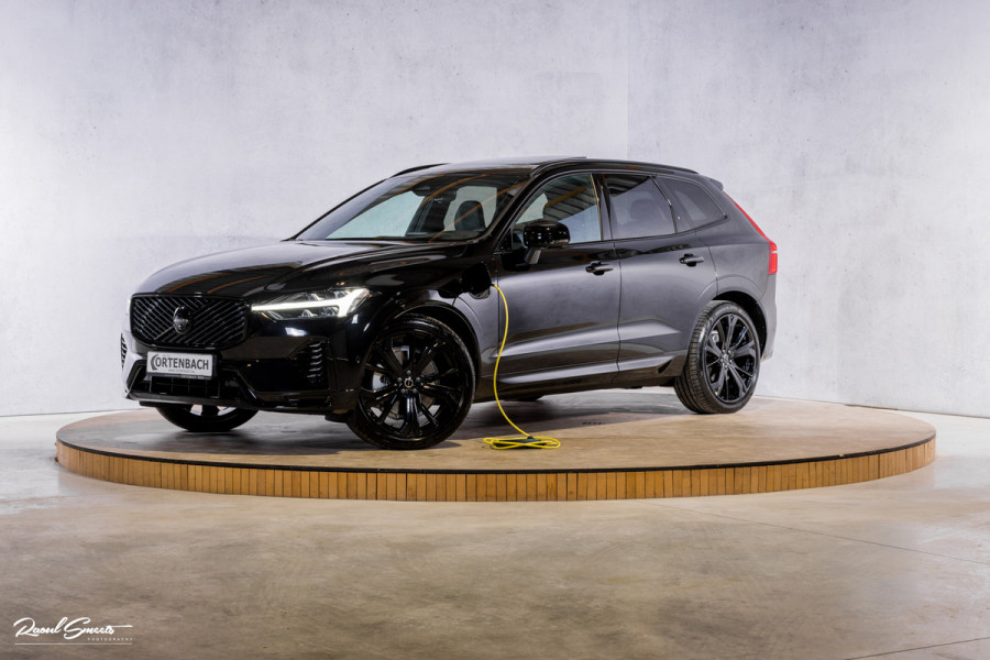 Volvo XC60 2.0 T8 Plug-in hybrid AWD Plus Black Edition Long Range | Zwenkbare trekhaak | Harman Kardon | Adaptieve cruise | Panorama dak | Nieuw |