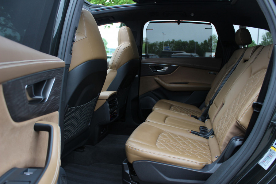 Audi SQ7 4.0 TFSI quattro 7p / Audi Exclusive / Trekhaak / Panoramadak / 360Camera / Head-up / B&O High End / Softclose / Matrix LED / Luchtvering / 22'' / RS Seats / Keyless / Standkachel / Side+Lane Assist / DAB / ACC