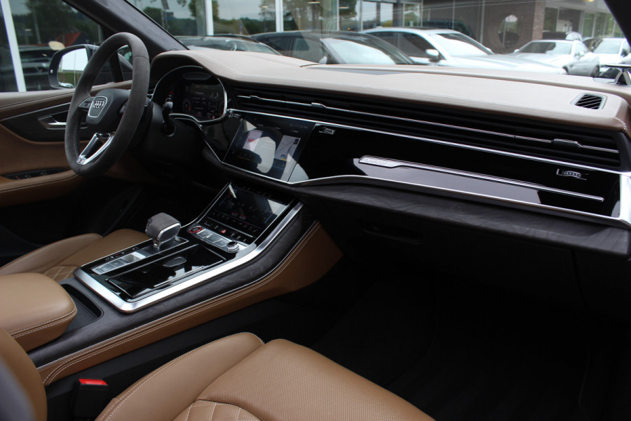 Audi SQ7 4.0 TFSI quattro 7p / Audi Exclusive / Trekhaak / Panoramadak / 360Camera / Head-up / B&O High End / Softclose / Matrix LED / Luchtvering / 22'' / RS Seats / Keyless / Standkachel / Side+Lane Assist / DAB / ACC