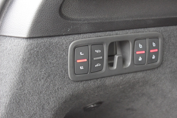 Audi SQ7 4.0 TFSI quattro 7p / Audi Exclusive / Trekhaak / Panoramadak / 360Camera / Head-up / B&O High End / Softclose / Matrix LED / Luchtvering / 22'' / RS Seats / Keyless / Standkachel / Side+Lane Assist / DAB / ACC