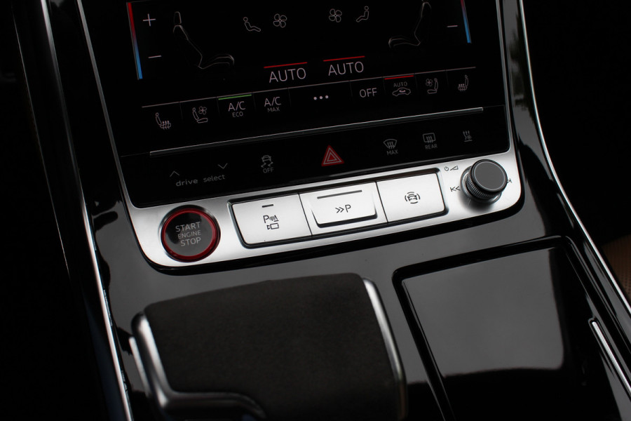 Audi SQ7 4.0 TFSI quattro 7p / Audi Exclusive / Trekhaak / Panoramadak / 360Camera / Head-up / B&O High End / Softclose / Matrix LED / Luchtvering / 22'' / RS Seats / Keyless / Standkachel / Side+Lane Assist / DAB / ACC