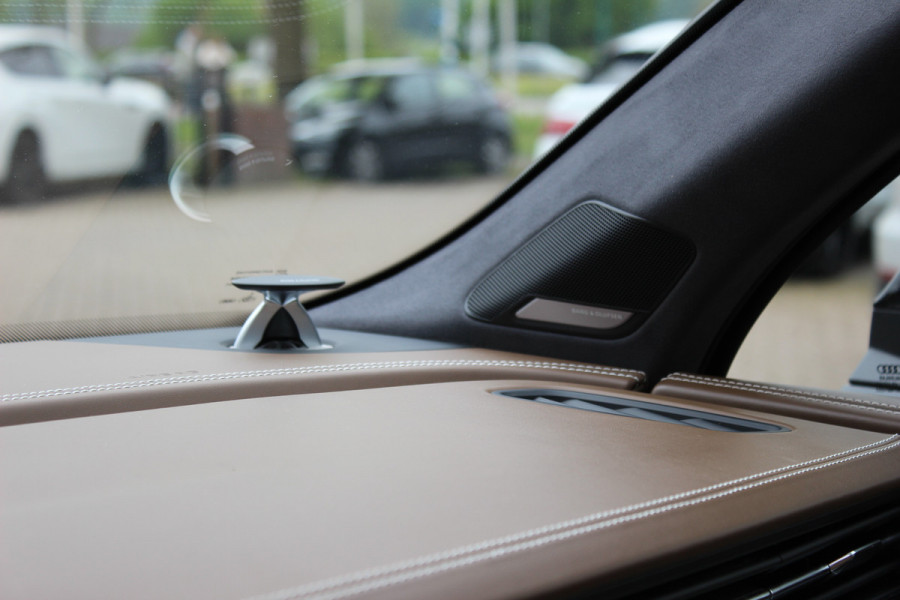 Audi SQ7 4.0 TFSI quattro 7p / Audi Exclusive / Trekhaak / Panoramadak / 360Camera / Head-up / B&O High End / Softclose / Matrix LED / Luchtvering / 22'' / RS Seats / Keyless / Standkachel / Side+Lane Assist / DAB / ACC