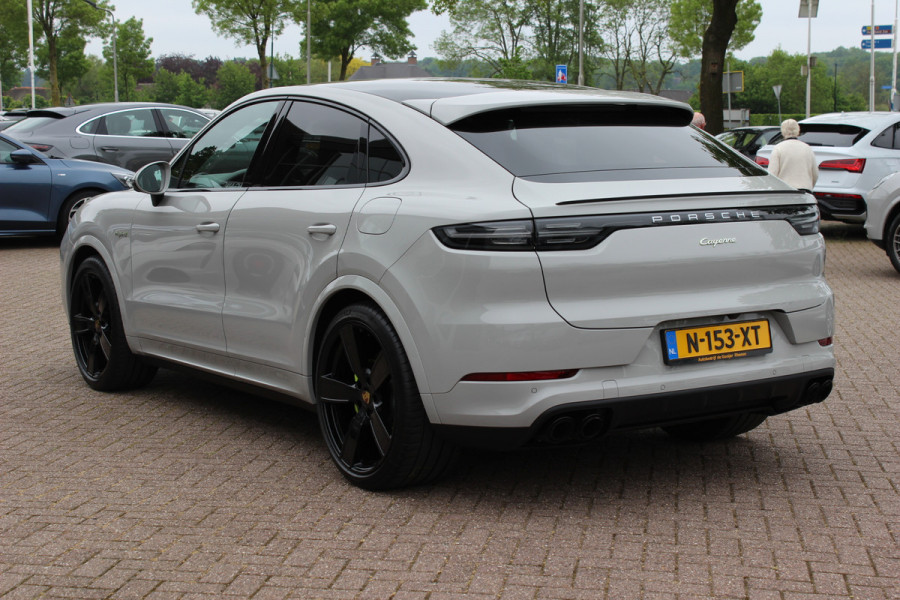 Porsche Cayenne Coupé 3.0 E-Hybrid / Panoramadak / 360Camera / Sportdesign+Chrono / Luchtvering / 22'' / Sportuitlaat / Dodehoek / DAB / Bose / Stoelverwarming 4x / Cruise Control