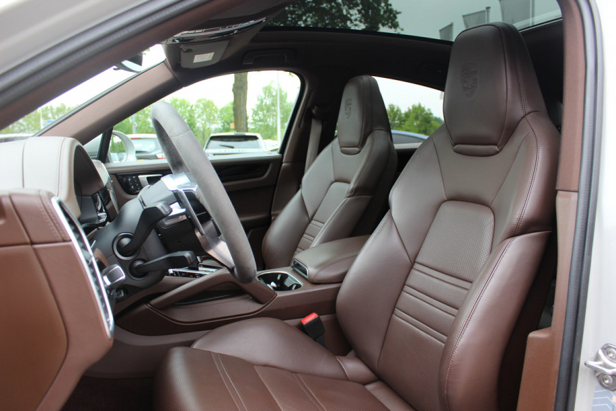Porsche Cayenne Coupé 3.0 E-Hybrid / Panoramadak / 360Camera / Sportdesign+Chrono / Luchtvering / 22'' / Sportuitlaat / Dodehoek / DAB / Bose / Stoelverwarming 4x / Cruise Control