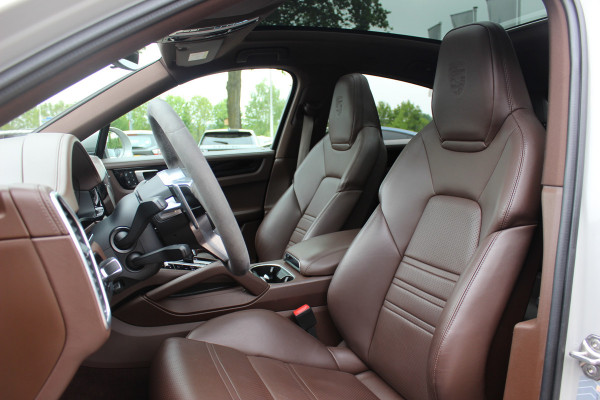 Porsche Cayenne Coupé 3.0 E-Hybrid / Panoramadak / 360Camera / Sportdesign+Chrono / Luchtvering / 22'' / Sportuitlaat / Dodehoek / DAB / Bose / Stoelverwarming 4x / Cruise Control