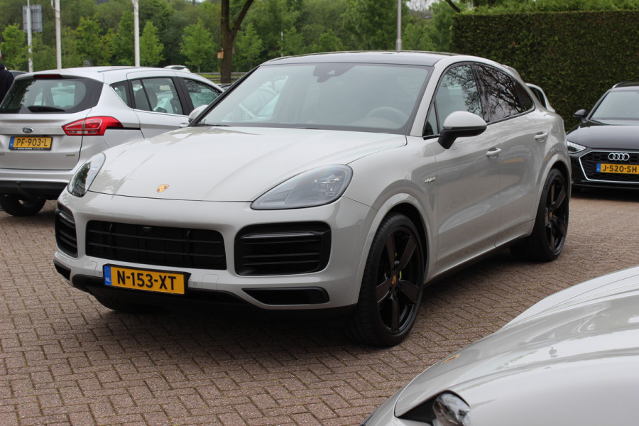 Porsche Cayenne Coupé 3.0 E-Hybrid / Panoramadak / 360Camera / Sportdesign+Chrono / Luchtvering / 22'' / Sportuitlaat / Dodehoek / DAB / Bose / Stoelverwarming 4x / Cruise Control