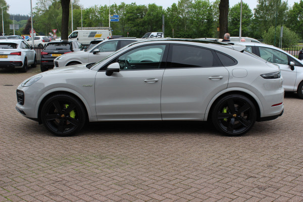 Porsche Cayenne Coupé 3.0 E-Hybrid / Panoramadak / 360Camera / Sportdesign+Chrono / Luchtvering / 22'' / Sportuitlaat / Dodehoek / DAB / Bose / Stoelverwarming 4x / Cruise Control