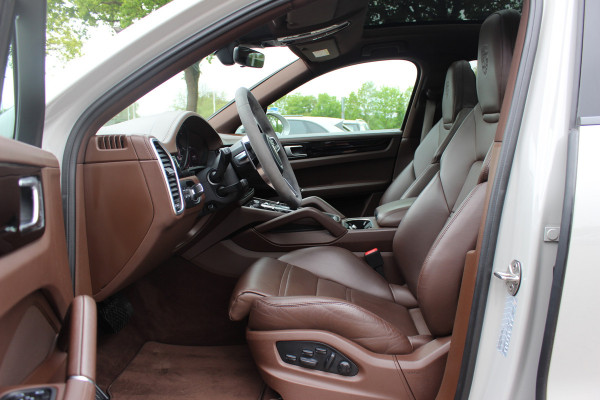 Porsche Cayenne Coupé 3.0 E-Hybrid / Panoramadak / 360Camera / Sportdesign+Chrono / Luchtvering / 22'' / Sportuitlaat / Dodehoek / DAB / Bose / Stoelverwarming 4x / Cruise Control