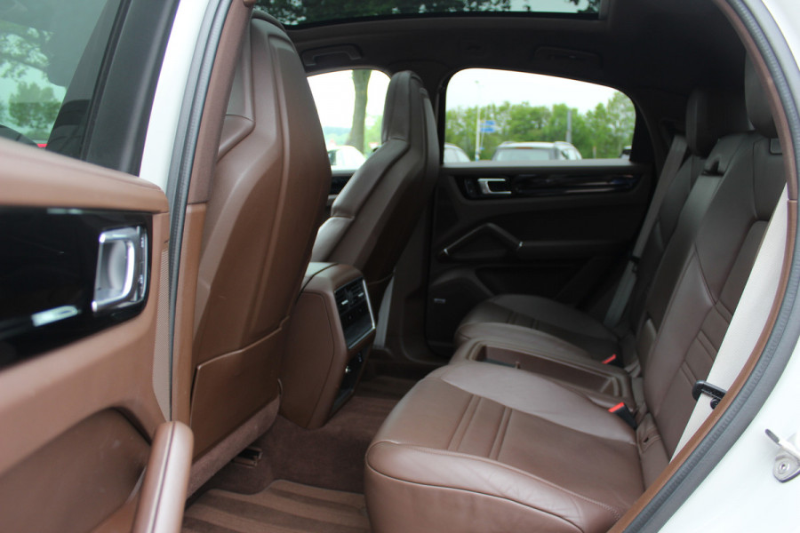 Porsche Cayenne Coupé 3.0 E-Hybrid / Panoramadak / 360Camera / Sportdesign+Chrono / Luchtvering / 22'' / Sportuitlaat / Dodehoek / DAB / Bose / Stoelverwarming 4x / Cruise Control