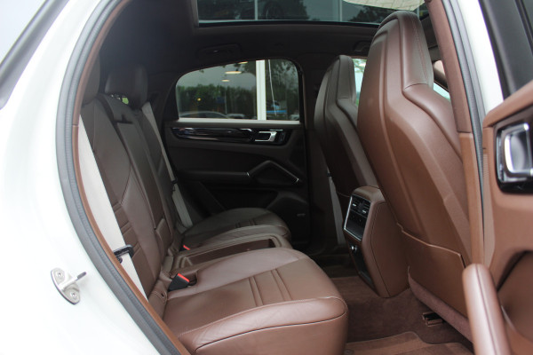 Porsche Cayenne Coupé 3.0 E-Hybrid / Panoramadak / 360Camera / Sportdesign+Chrono / Luchtvering / 22'' / Sportuitlaat / Dodehoek / DAB / Bose / Stoelverwarming 4x / Cruise Control
