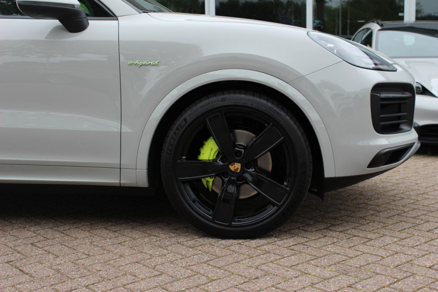 Porsche Cayenne Coupé 3.0 E-Hybrid / Panoramadak / 360Camera / Sportdesign+Chrono / Luchtvering / 22'' / Sportuitlaat / Dodehoek / DAB / Bose / Stoelverwarming 4x / Cruise Control