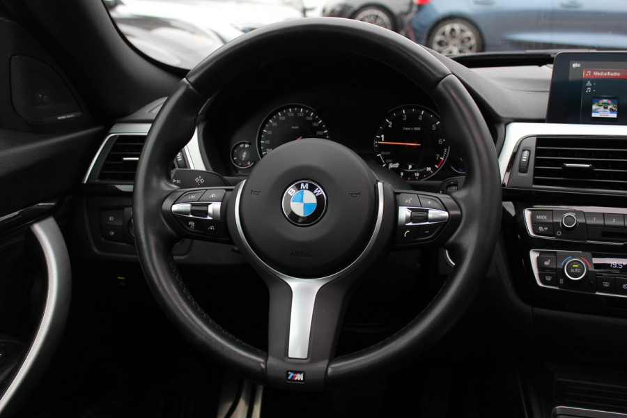 BMW 3-serie Gran Turismo 330i High Executive Ed. M Sport / Panoramadak / Head-up / 360Camera / Harman Kardon / Leder / 18'' / Keyless / Navigatie / DAB / Stoelverwarming / Cruise Control