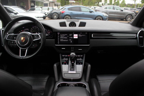 Porsche Cayenne 3.0 E-Hybrid / Panoramadak / Camera / Softclose / Keyless / Carbon intr. / Luchtvering / 21'' / Bose / Sfeerverlichting / Adaptieve stoelen / Stoelventilatie / Stoelverwarming 4x / Sportchrono / Dodehoek