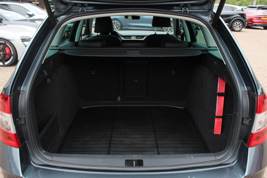 Škoda Octavia Combi 1.0 TSI Greentech Business Edition / Trekhaak / Virtual Cockpit / CarPlay / Parkeerhulp V+A / 16'' / Stoelverwarming / DAB / Cruise Control / Elektr. achterklep