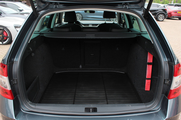 Škoda Octavia Combi 1.0 TSI Greentech Business Edition / Trekhaak / Virtual Cockpit / CarPlay / Parkeerhulp V+A / 16'' / Stoelverwarming / DAB / Cruise Control / Elektr. achterklep