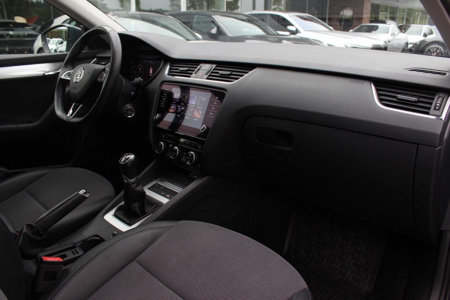Škoda Octavia Combi 1.0 TSI Greentech Business Edition / Trekhaak / Virtual Cockpit / CarPlay / Parkeerhulp V+A / 16'' / Stoelverwarming / DAB / Cruise Control / Elektr. achterklep
