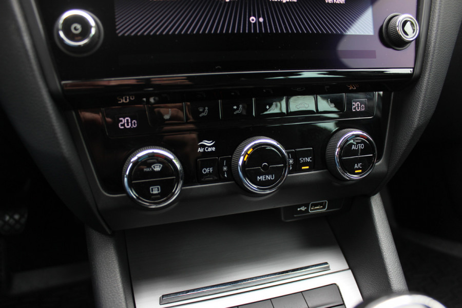 Škoda Octavia Combi 1.0 TSI Greentech Business Edition / Trekhaak / Virtual Cockpit / CarPlay / Parkeerhulp V+A / 16'' / Stoelverwarming / DAB / Cruise Control / Elektr. achterklep
